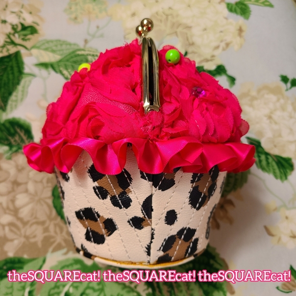 ๐ง Hold my CUPCAKE & watch THiS! Betsey Johnson kitsch kawaii cute clutch purse! - Picture 7 of 16